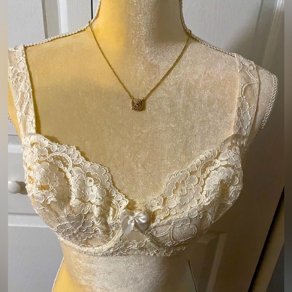 NWT Gorgeous Vintage Victorias Secret Cream Lace Bra! - Picture 1 of 4